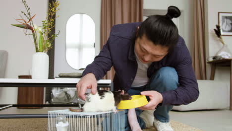 애완동물에게 먹이를 주는 남자