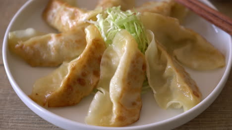 gyoza japonesa o snack de albóndigas con salsa de soja