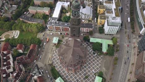volando sobre una iglesia en la ciudad de hamburgo, alemania, ganando altura, inclinando la cámara hacia abajo