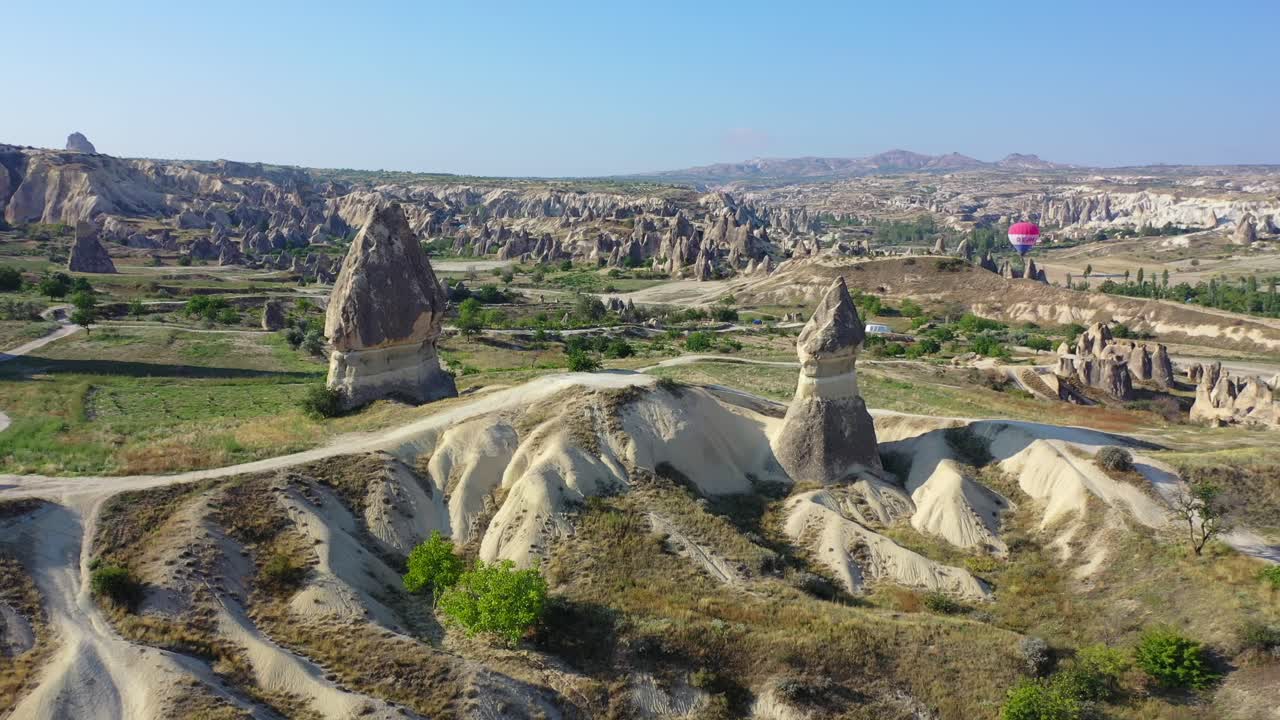 요정 굴뚝 암석 사이의 카파도키아 풍경 위의 비행, 전방 공중