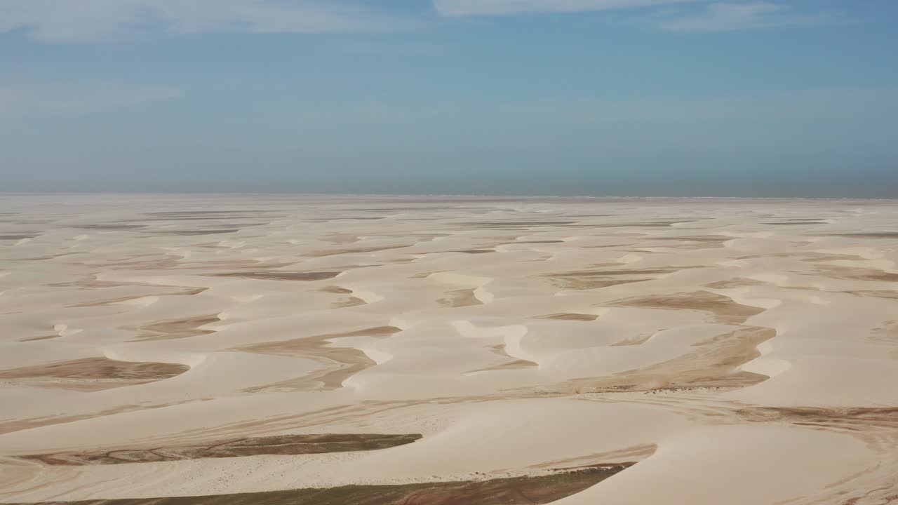 공중:건기 동안 브라질의 lencois maranhenses의 모래 언덕을 통해 여행하는 kitesurfers와 트럭