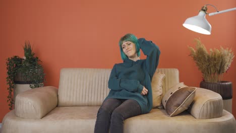 la joven afligida está pensando y sufriendo de depresión.