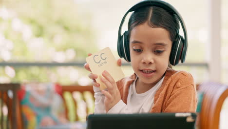 llamada de video, hablando y niño con computadora portátil