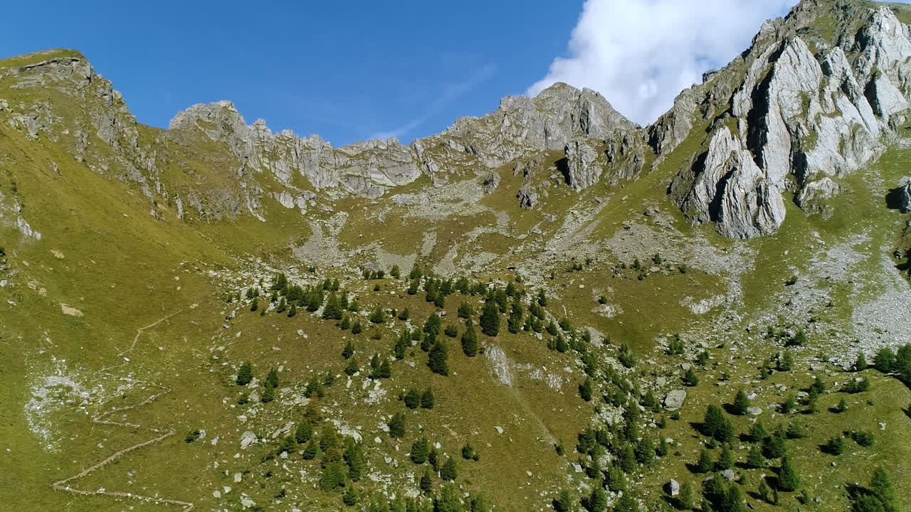 drone aéreo disparado sobre los alpes italianos en verano