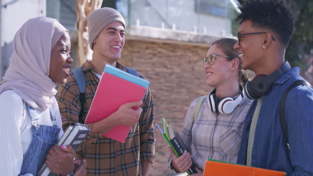 캠퍼스에 있는 다양한 학생들의 그룹