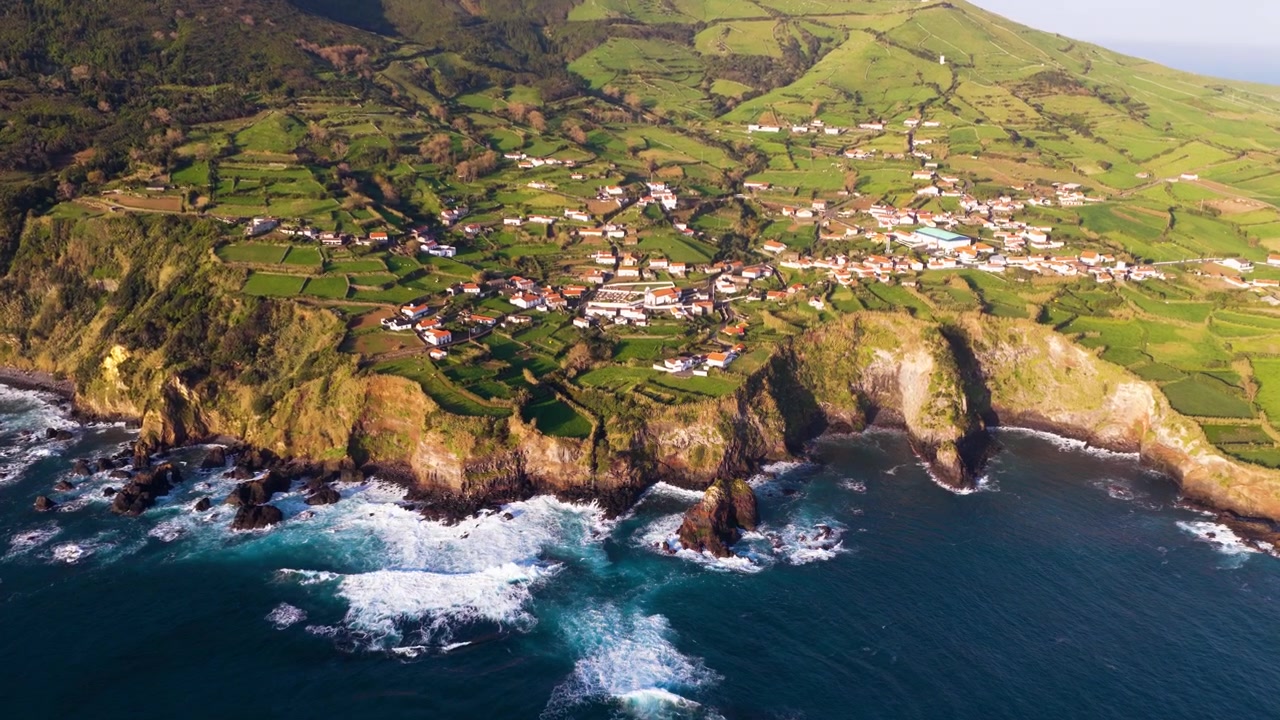 Insediamento costiero sopra Ponta Delgada sull'isola di Flores, nelle Azzorre, Portogallo, con scogliere costiere e paesaggio litoraneo circostante. Ripresa aerea.