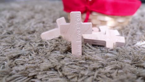 jesus te ama grabado en la cruz de madera