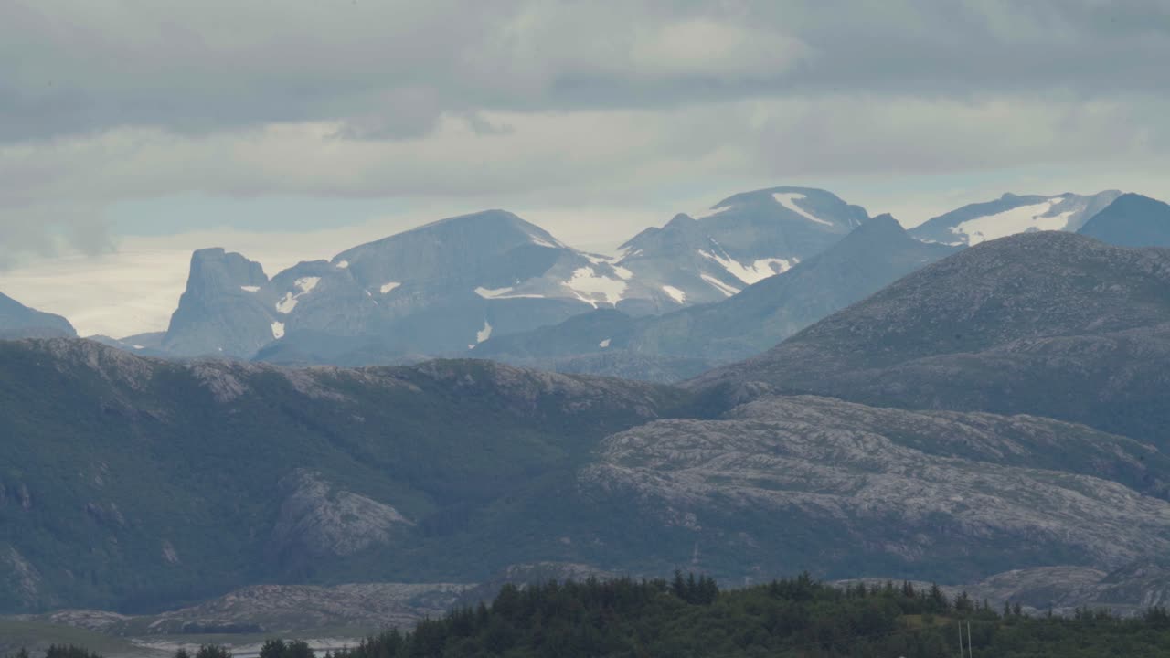 Pemandangan Pegunungan dan Alpen dengan Langit Berawan di Sleneset, Nordland, Norwegia