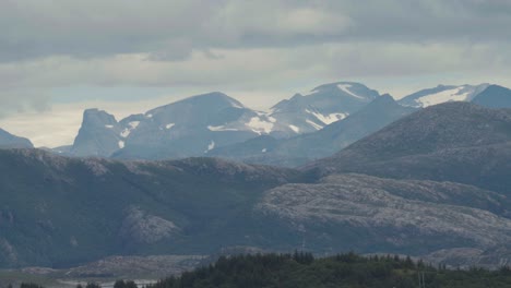 Paisaje-Montañoso-Y-Alpes-Contra-El-Cielo-Nublado-En-Sleneset,-Nordland-Noruega