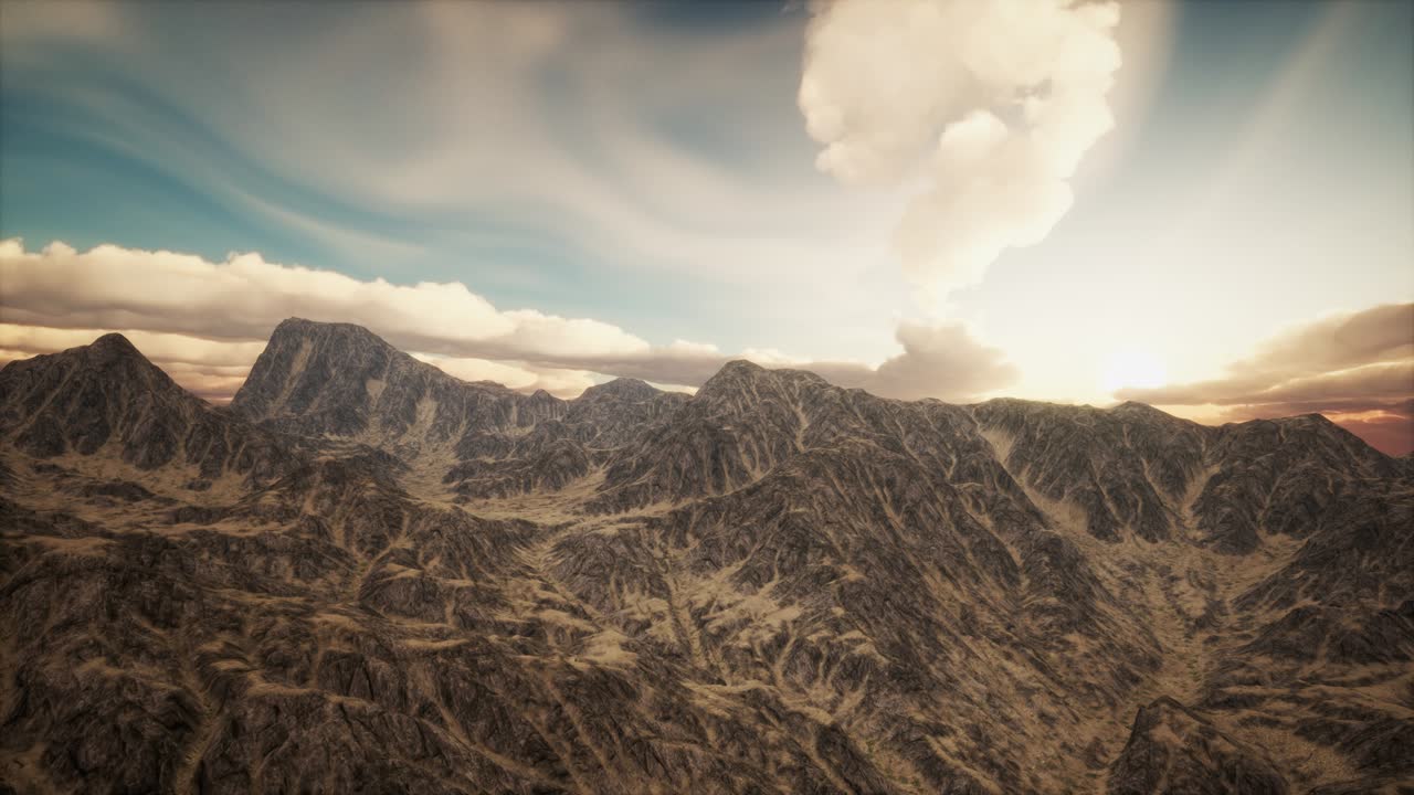 rayos de sol contra el telón de fondo de las montañas