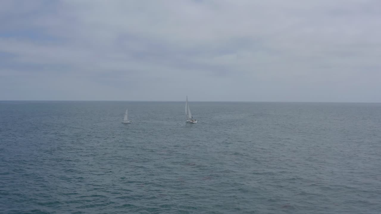아름다운 공중 드론 샷, 바다 위를 날아 두 척의 범선, 다나 포인트 - 오렌지 카운티 - 캘리포니아