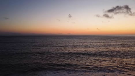 disparo de dron avanzando hacia el agua