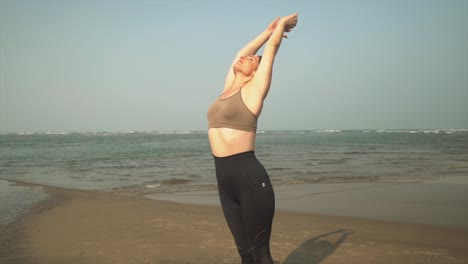 Frauen-Dehnen-Sich-Nach-Dem-Yoga-Kurs-Im-Sommer-Am-Strand-Entlang