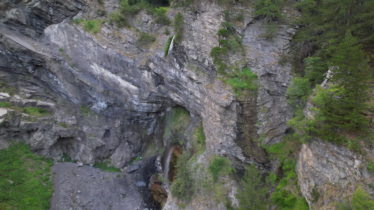 알바니아 발보나 계곡의 고산 파노라마에 있는 아름다운 폭포