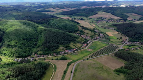 viaje por carretera a través de un pueblo forestal en europa
