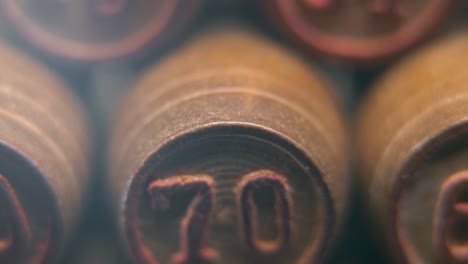 빙고의 매크로 매끄러운, 나무, 오래된 숫자, 빈티지 보드 게임, 행운의 숫자 70, 느린 동작, 4k 상업용 기 운동, 꿈 같은 조명, 기울기