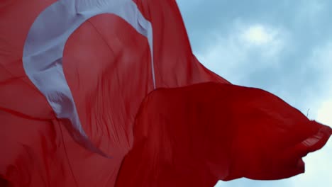 die große türkische flagge weht