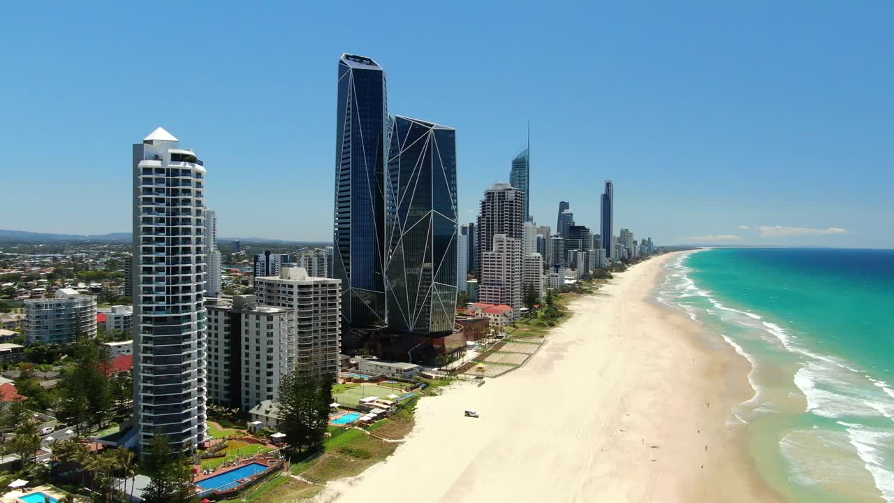 Nogle af højhusene, såsom Jewel lejlighedsbygningerne, langs Broadbeach i Queensland, Australien