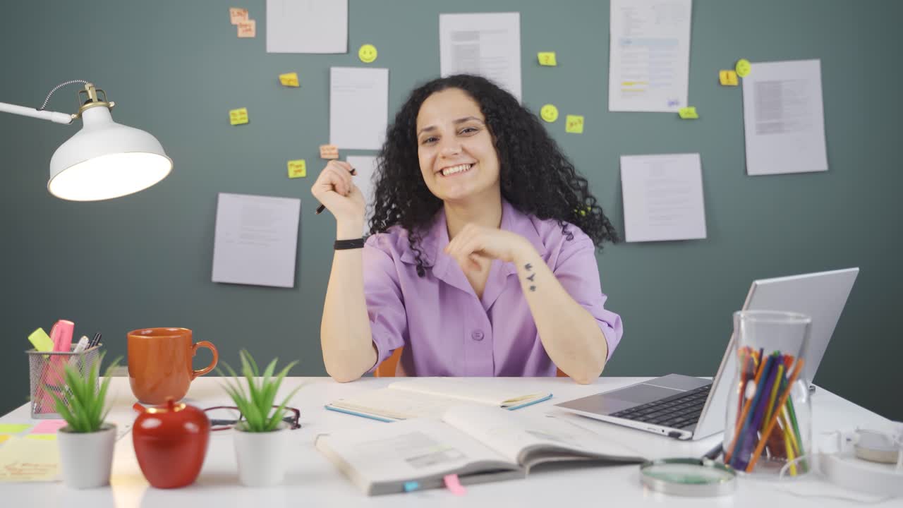 estudiante mirando a la cámara con un gesto positivo y positivo.