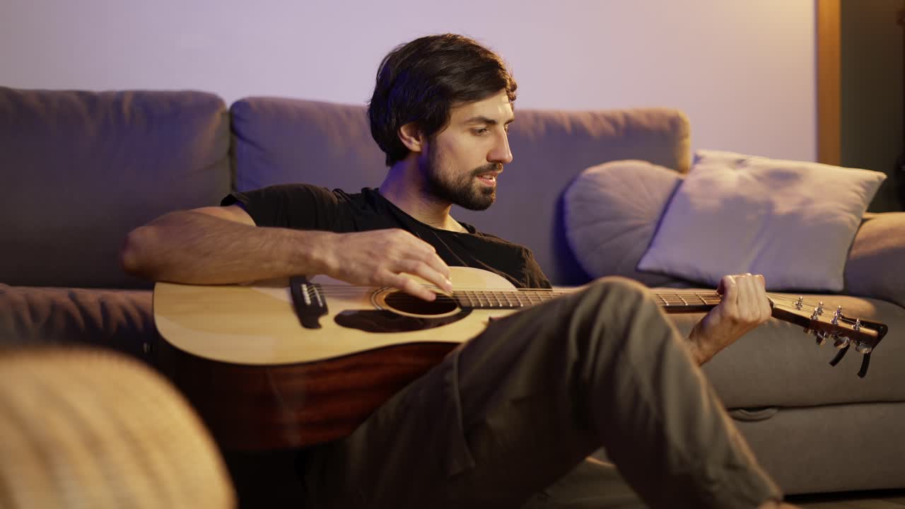 Evde gitar çalan adam