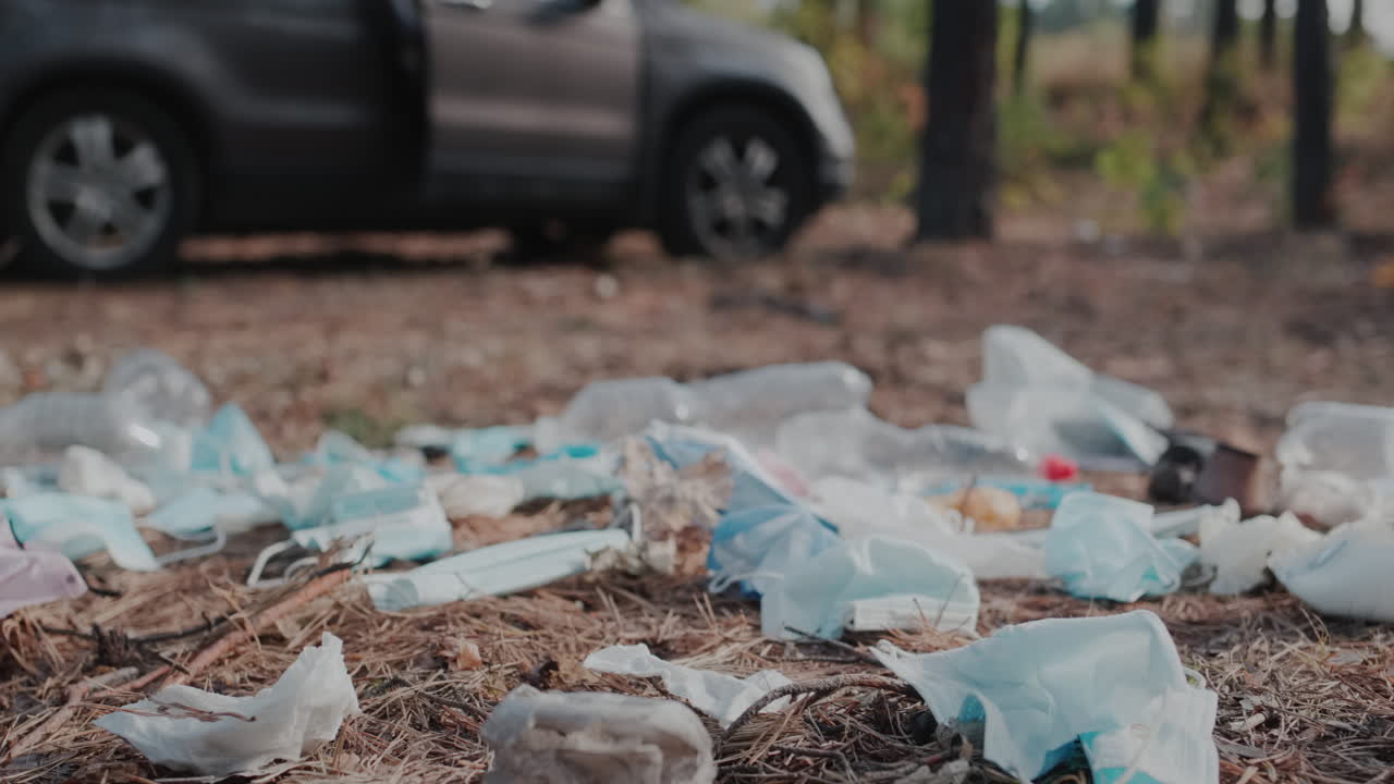 persona tira basura en el bosque 1