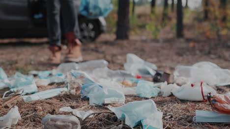 persona tira basura en el bosque 1