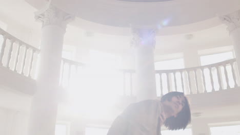 스튜디오 2 한가운데서 춤을 훈련하는 현대 남성 일본 무용수의 밑면