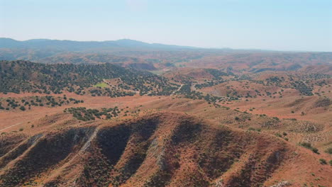 Sanfte-Hügel-In-Einer-Weiten,-öden-Landschaft