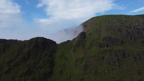 Imágenes-Aéreas-Que-Se-Desplazan-De-Derecha-A-Izquierda-Desde-Helvellyn-A-Lo-Largo-Del-Borde-En-El-Distrito-De-Los-Lagos,-Cumbria,-Reino-Unido