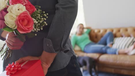 Glückliches-Junges-Kaukasisches-Verliebtes-Paar,-Das-Den-Valentinstag-Zu-Hause-Verbringt