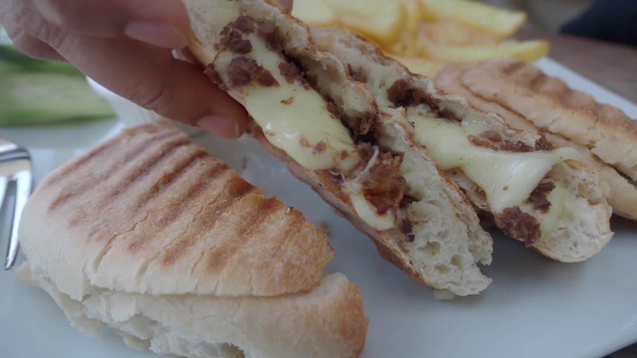 sándwich de queso a la parrilla con patatas fritas