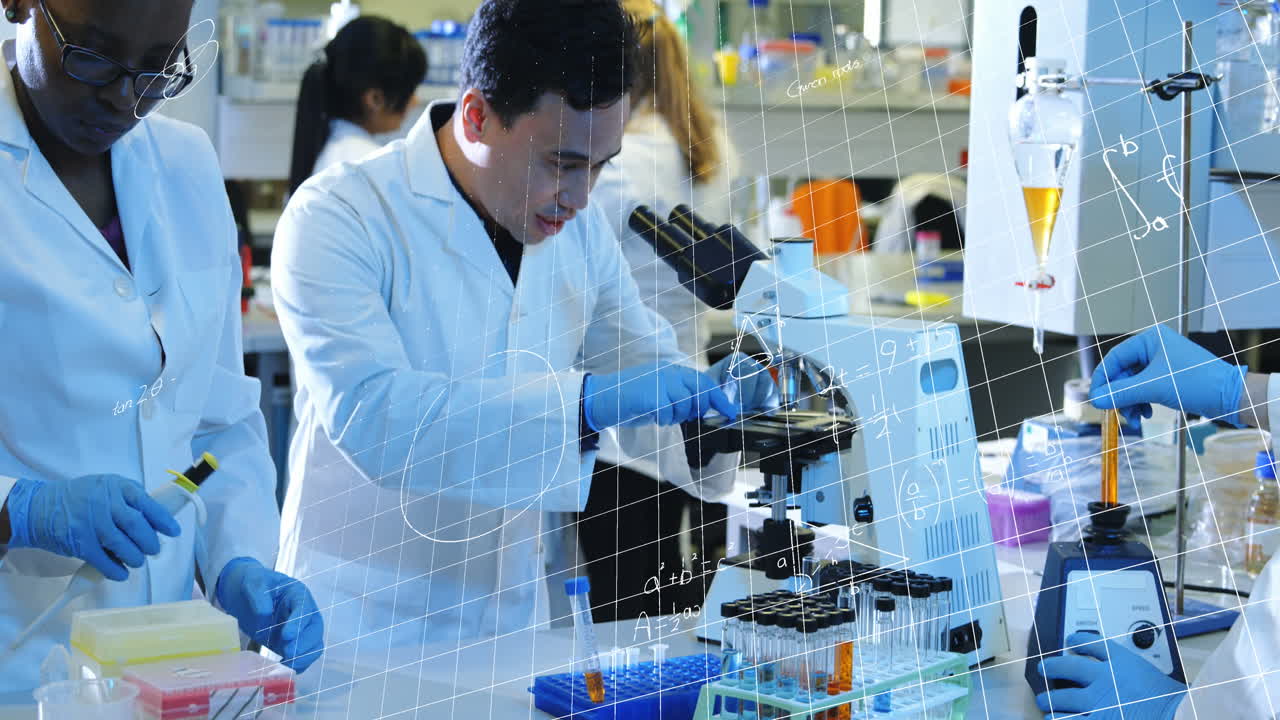 ecuaciones matemáticas flotando sobre líneas de cuadrícula contra un grupo de científicos que trabajan en el laboratorio