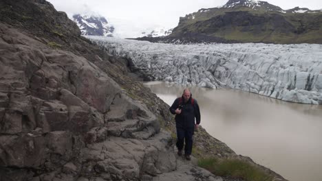 Island-Gletscher-Mit-Kardanischem-Video,-Das-Sich-Vorwärts-Bewegt,-Mit-Einem-Vorbeigehenden-Mann