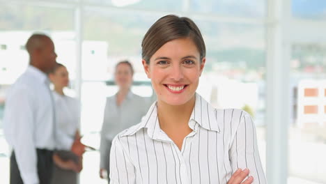 Mujer-De-Negocios-Sonriendo-A-La-Cámara