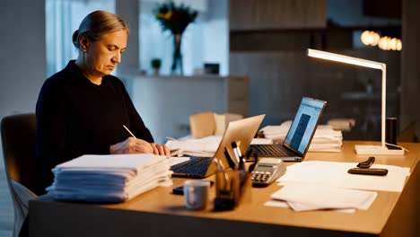 mujer trabajando hasta tarde en la noche en la oficina