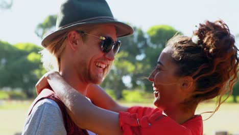 una pareja de hipsters abrazándose entre sí 4k