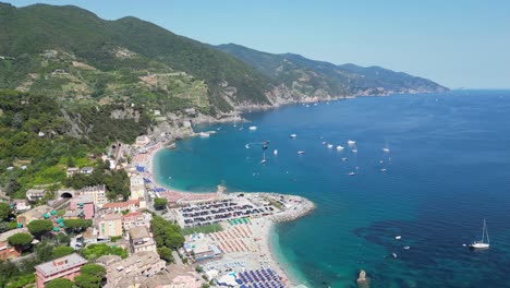 Monterosso-Al-Mare-Küstendorf-In-Cinque-Terre,-Vernazza,-La-Spezia,-Ligurien,-Italien---Luftaufnahme-4k