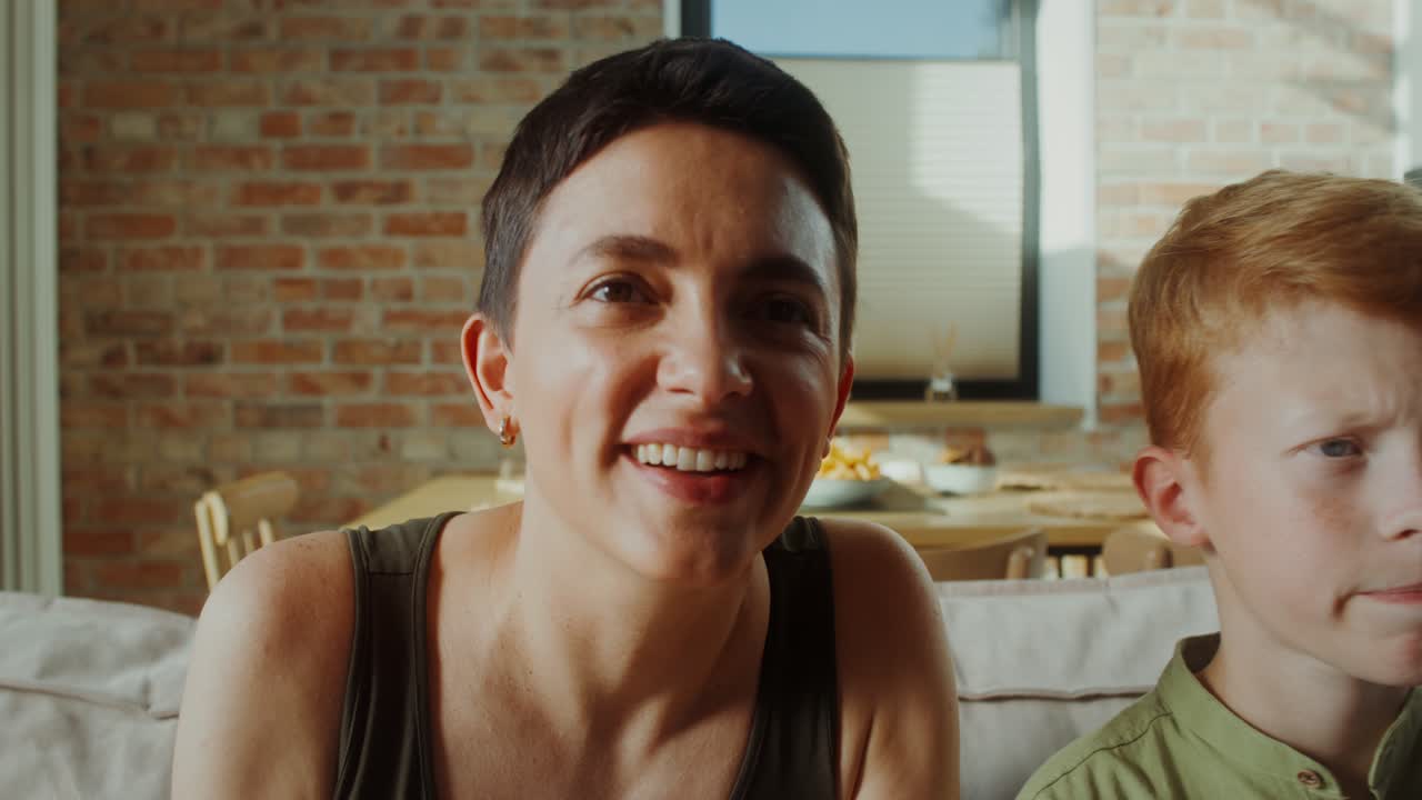 madre y hijo en la sala de estar