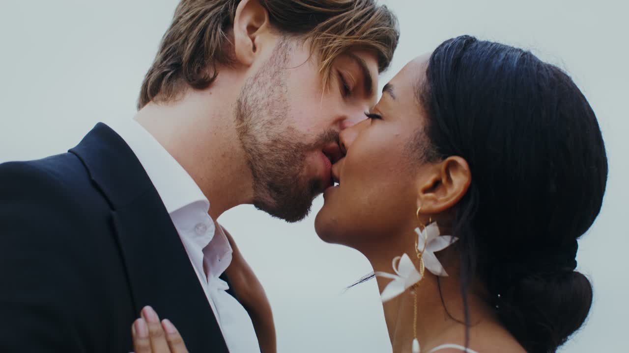 Una pareja besándose.