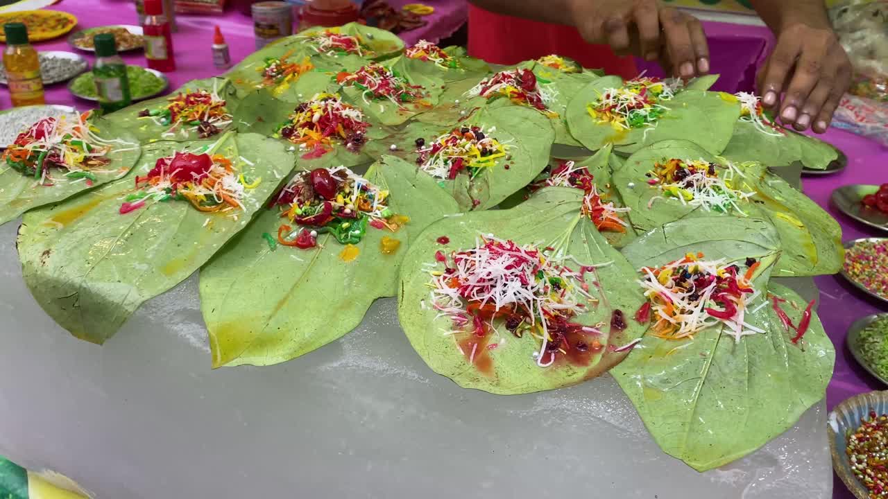 Primer plano de un vendedor ambulante de paan u hojas de betel en su tienda en la India