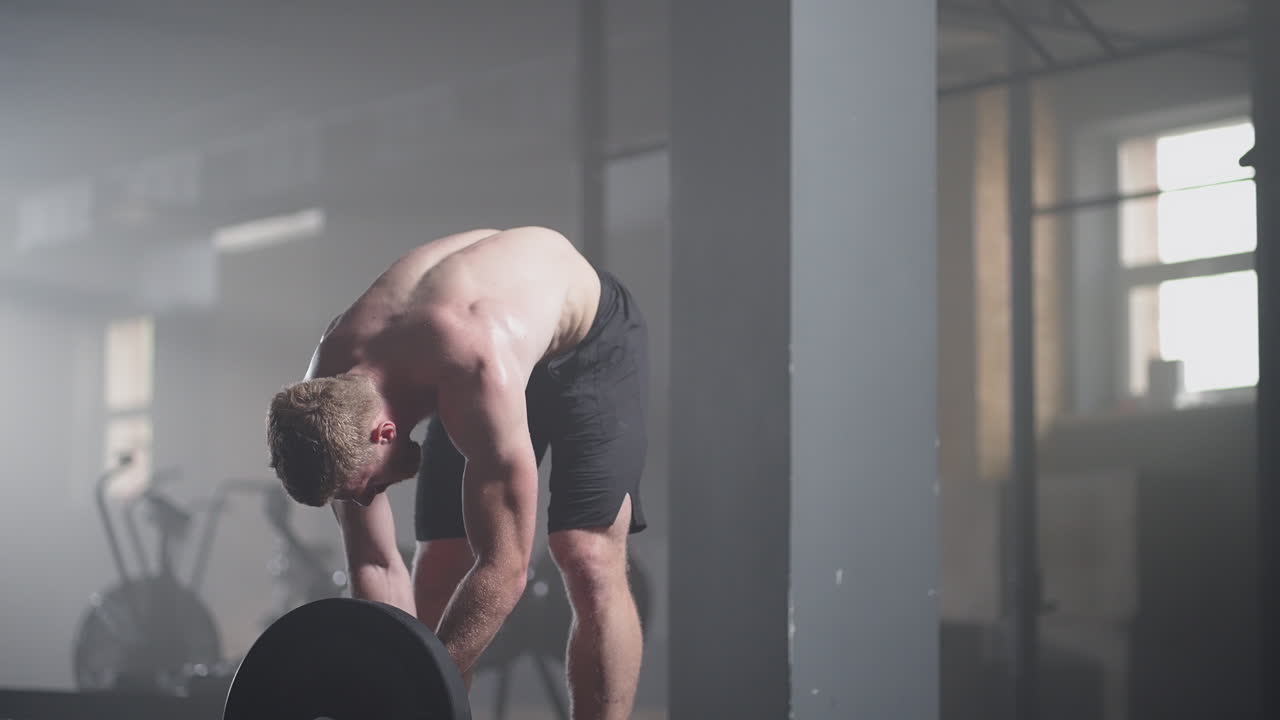 운동 훈련을 준비하고 있습니다. 피트니스 남자 운동 선수 크레이드 파우더 운동 선수 체육관에서 훈련 운동을 준비하고 있습니다. 보디빌딩 힘 운동 느린 동작을 준비하고 있습니다.