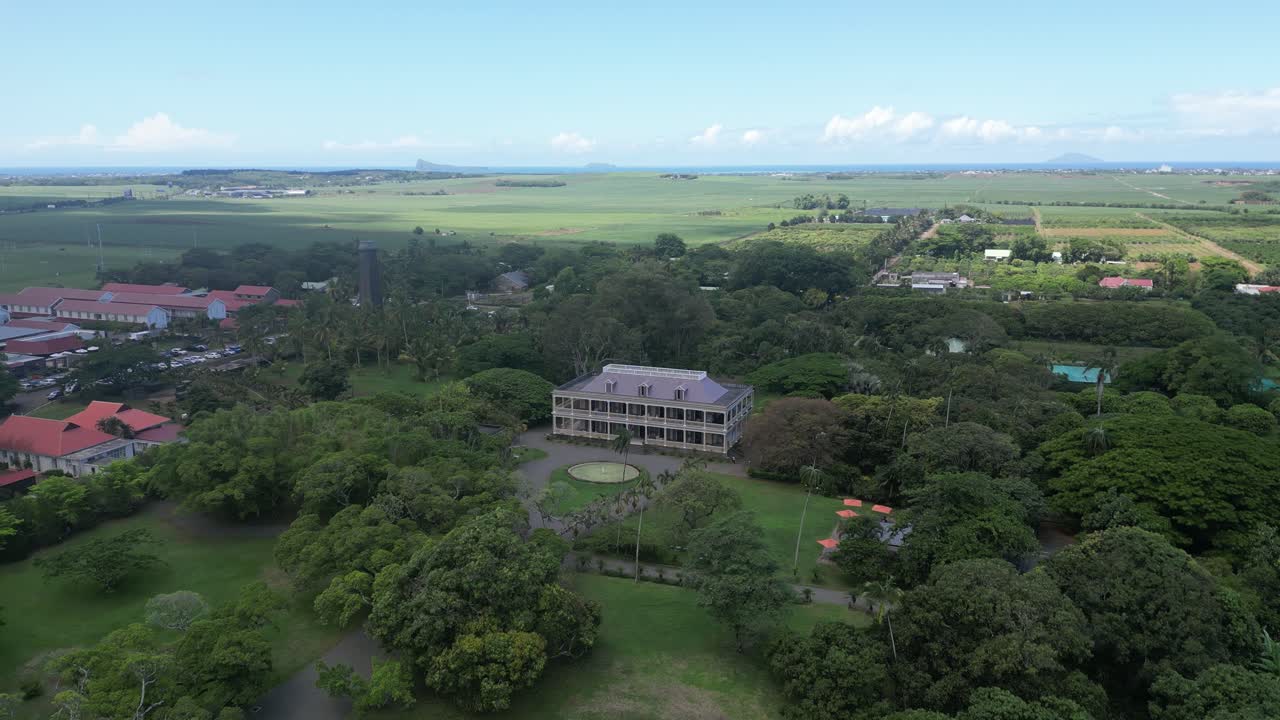 mansión de lujo en una isla tropical, vista aérea