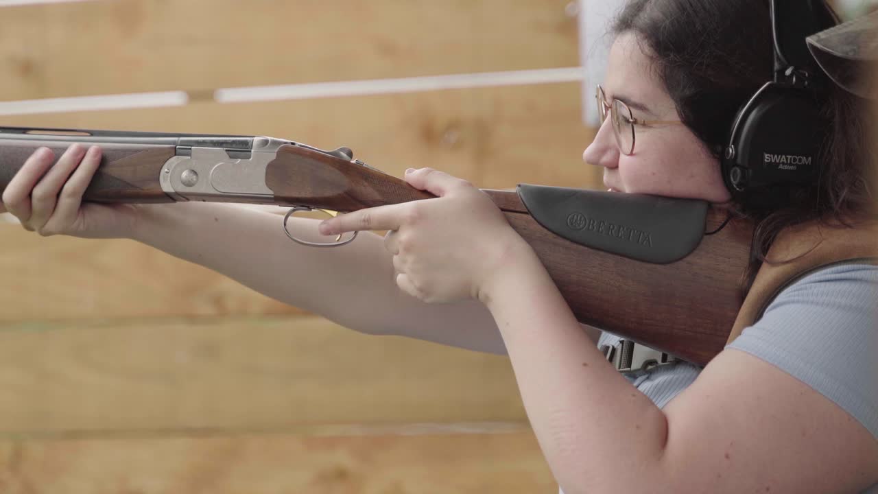 여성이 방아 ⁇ 를 당기고 총을  ⁇ 을 때  ⁇ 총에서 물러나
