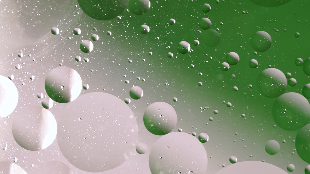 물 속의 색과 초록색 거품을 가까이 니다. 액체 속의 둥근 거품의 순환 운동, 거품 매크로, 추상적인 홈 스크린 스타일, 테마 또는 배경, 에메랄드 녹색 반이는 투명
