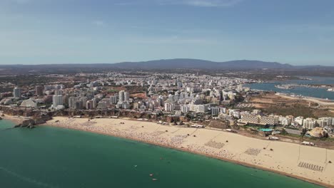 Touristische-Portugiesische-Stadt-Portimao,-Luftaufnahme-An-Einem-Sonnigen-Tag-Im-Süden-Portugals,-Algarve