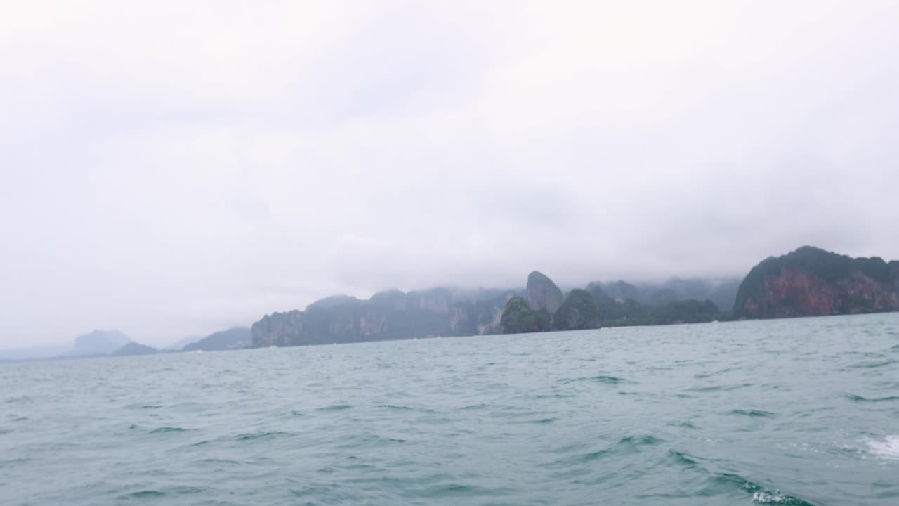 관광 보트 가 크라비 의 경치 좋은 물 을 항해 하고 있다