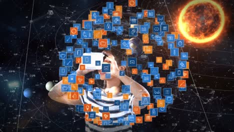 mujer usando un auricular de realidad virtual y rodeada de iconos conectados contra un sistema solar de respaldo