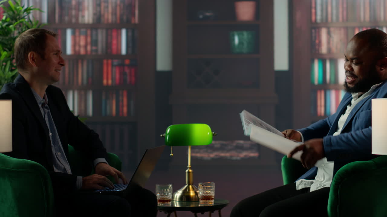 비밀 서비스 직원들이 위스키 컵을 마시며 기밀 문서를 검토하고 있습니다.