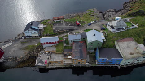 toma aérea de camiones del histórico pueblo pesquero nyksund con pájaros volando desde los edificios