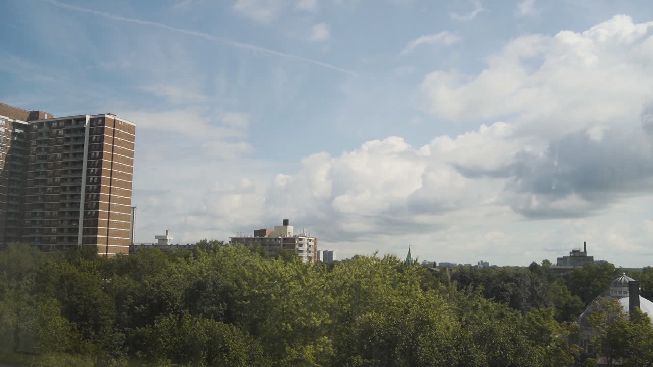 hermosa vista del horizonte desde la ventana de un condominio